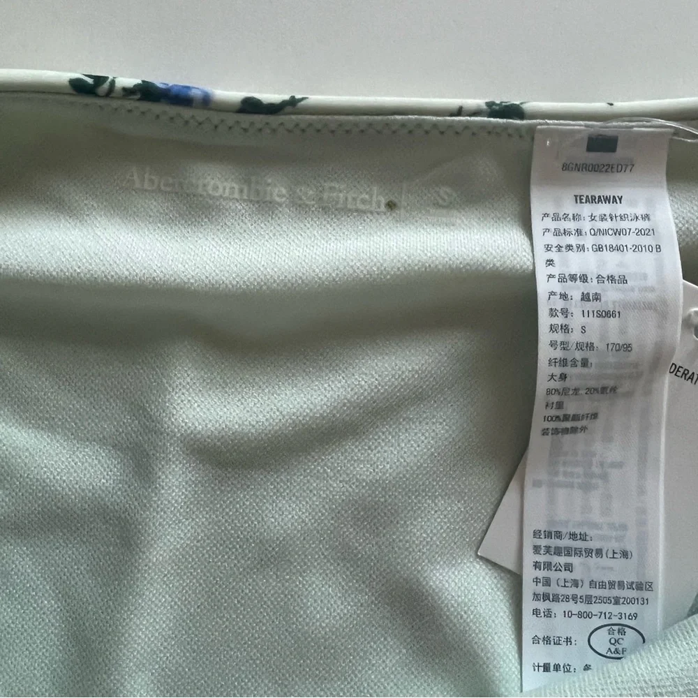 {Abercrombie & Fitch} Brand New Mid-Rise High-Leg Moderate Bottoms